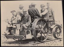 Cca 1910-1970 Régi, vasúti hajtány 7 utassal, 17x22 cm