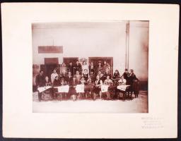 Cca 1920-1930 Díjtalan hímző- és varró tanfolyam hallgatói Tiszalökön, fotóméret 17x21 cm, karton 25x33 cm