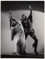 Cca 1930-1940 Leichtner Ezsébet vintage fotója a Szentpál Olga mozgásművészeti tánccsoportjának tagjairól, pecséttel jelzett, 22x17 cm