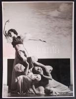 Cca 1930-1940 Forrai fotó felvétele Szentpál Olga mozgásművészeti tánccsoportjának egyik jelenetéről, 22x29 cm,  halványrózsaszín folttal