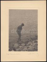 1930 Orphanidesz János: Balatonföldvári part; vintage fotó, művészfólián keresztül másolva, aláírt; képméret 16x11 cm, papírméret 24x18 cm