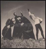 Cca 1920-1930 vintage fotó a Szentpál Olga mozgásművészeti tánccsoport tagjairól, 11x10 cm