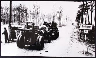 Cca 1944 Orosz katonák bevonulása Budapestre, későbbi nagyítás,  21x37 cm