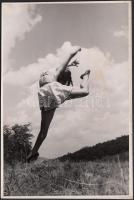 Cca 1930-1940 Szöllősy Kálmán (1887-1976): Mozgásművészet a szabadban, vintage fotó, pecséttel jelezve, kis folttal a felületén, 17x11 cm