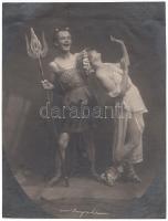Cca 1920-1930 Angelo: Orfeusz a pokolban, Pluto és Euridike (Fülöp Sándor és Kuletár Juliska), vintage fotó, színpadi jelenet; aláírva, feliratozva, 21x16 cm
