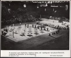 1963 Sajtófotó Botvinnik és Szmiszlov sakkvilágbajnokok élő sakkfigurás játékáról / Chess players photo 24x16 cm