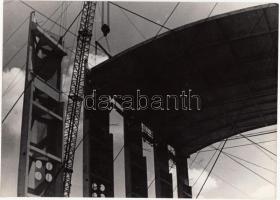 Cca 1970-1980 Modern építkezés, olvashatatlan aláírással, 18x24 cm