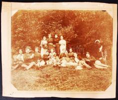 Cca 1900-1910 Katonák piknikeznek, képméret 20x26 cm, karton 25x30 cm, egyenetlenül körülvágva