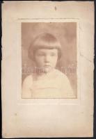 cca 1910-1920 Máté Olga (1878-1961): Műtermi női portré, vintage fotó, hidegpecséttel jelzett, 9x13 cm, vékony hordozó kartonra felragasztva