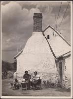 Cca 1920-1930 Kerny István (1879-1963): Tatai fazekasműhely udvarán, vintage fotó, jelzetlen, a szerző hagyatékából, 23x17 cm