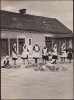 Cca 1920-1930 Kerny István (1879-1963): A zsámbéki leány nevelőintézet gazdaságtan óráján, vintage fotó, szerzői pecséttel jelzett, 23x17 cm