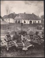 Cca 1920-1930 Kerny István (1879-1963): Gyermekek mezőkövesdi népviseletben, vintage fotó, szerzői pecséttel jelzett, 22x17 cm