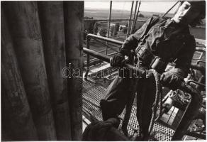 1975 Féner Tamás: Olajfúrás, jelzetlen, bemutatva a Magyarország ma című fotókiállításon 1975-ben, a Magyar Munkásmozgalmi Múzeumban, 16x24 cm