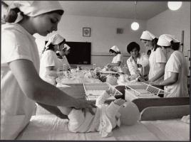 1975 Farkas József: Ápolónőképző Budapesten, jelzetlen, bemutatva a Magyarország ma című fotókiállításon 1975-ben, a Magyar Munkásmozgalmi Múzeumban, 18x24 cm