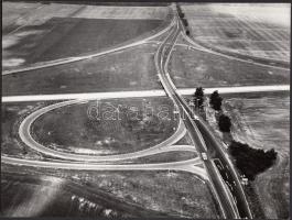 1975 Rév Miklós: Utak, légifotó, jelzetlen, bemutatva a Magyarország ma című fotókiállításon 1975-ben, a Magyar Munkásmozgalmi Múzeumban, 18x24 cm