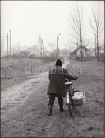 1975 Nagygyörgy Sándor: Kerékpárral, jelzetlen; bemutatva a Magyarország ma című fotókiállításon 1975-ben, a Magyar Munkásmozgalmi Múzeumban, 18x24 cm