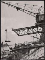 Cca 1930-1940 Reich Péter Cornel: Duna parti rakodás, vintage felvétel, hátoldalán pecséttel jelzett, 23x17 cm