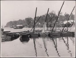Cca 1930-1940 Reich Péter Cornel: Merítőhálós halászcsónakok az újpesti kikötőben, vintage felvétel, jelzetlen, a szerző hagyatékából, 17x23 cm