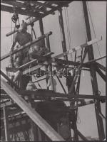 Cca 1930-1940 Reich Péter Cornel: A Rákóczi szobor restaurálása, vintage felvétel, hátoldalán pecséttel jelzett, 17x13 cm