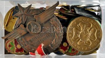 70db vegyes (kb. 50klf) jelvény, kitüntetés, kitűző , közte balesetmentes közlekedésért járó felcsavarozható "500ezer KM" T:vegyes