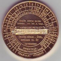 Modern aranyozott fémplakett "Magyarok eredete-rovásírás" T:BU