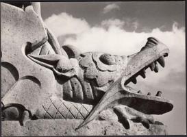 Cca 1930-1940 Vadas Ernő: Sárkány, budapesti szoborrészlet vintage fotó, pecséttel jelzett, 13x18 cm