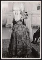 Cca 1925-1935 Korona és koronaőr az országház kupola termében, 6x8 cm