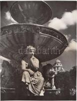 Cca 1960 Vámos László: Danubiusz kút (Ybl Miklós alkotása 1870), vintage fotó, a szerző pecsétjével, feliratozva, 22x17 cm