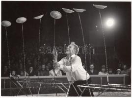 Cca 1970-1980 Tányérok bűvölője, 13x18 cm