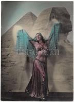 Cca 1930-1940 Kézzel színezett fotómontázs egy hastáncosról; 23x16 cm