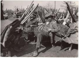 Cca 1940-1950 Napszámra várók, szociofotó, 13x18 cm