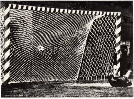 Cca 1960-1970 Péter János: Goól!... ; vintage fotóművészeti alkotás, a szerző pecsétjével;feliratozva, hol szerepelt külföldi kiállításokon; 13x18 cm