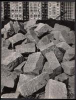 1962 Gál Imre: Épül a város, vintage alkotás a szerző pecsétjével; 23x18 cm