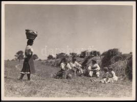 Cca 1920-1930 Az aratók ebédje; 16x22 cm