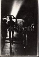 1979 Ismeretlen szerzőtől: Esőben c. fotó; 19x28 cm