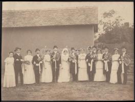 Cca 1900-1910 Esküvői csoportkép, 17x22 cm; kis sérüléssel