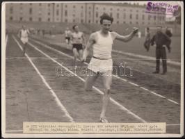 cca 1950 Kovács József MTK futó célba ér, sajtófotó 24x16 cm