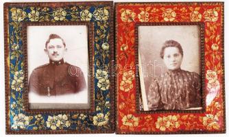 cca 1900 2 db virágmintás zománcos fém képkeret régi fotókkal, 10x12 cm/ Picture frames