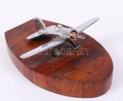 Első Világháborús fém vadászgép makett, fa talapzaton, 10×10 cm, m:7 cm
