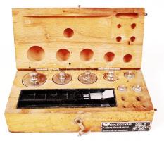 Mérleggyár hiányos súlykészlet, eredeti fa tokjában, 17×8 cm