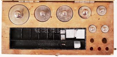 Mérleggyár hiányos súlykészlet, eredeti fa tokjában, 17×8 cm