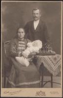 cca 1900 Keményhátú családi fotó (soproni népviselet), Kürti fényképészet, Sopron.