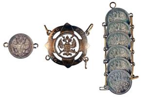 Oroszország 1904-1915. 10k Ag + kivágott címer medállá alakítva karkötőként összefűzve (8x) T:2 Russia 1904-1915. 10 Kopeks Ag + coat of arms as medal on bracelet (7x) C:XF Krause Y#20a.2,3