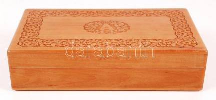 TGy monogramos "Alkaoida Tiszavasvári" feliratos díszes fa doboz, 11×20 cm