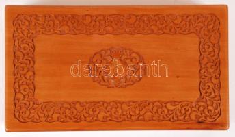 TGy monogramos "Alkaoida Tiszavasvári" feliratos díszes fa doboz, 11×20 cm