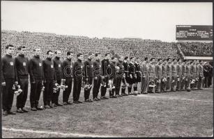 1955 Aranycsapat csoportképe a magyar-olasz (2:0) meccs előtt 18x12 cm.