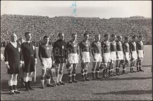 1955 Aranycsapat csoportképe a magyar-osztrák (6:1)meccs előtt, 18x12 cm.