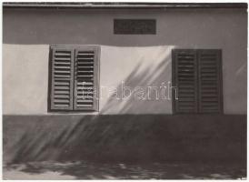 cca 1930 Kerny István (1879-1963):Petőfi szülőháza Kiskőrösön, vintage fotó, feliratozott, jelzetlen, a szerző hagyatékából, 12x17 cm.