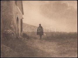 1920-1930 Kerny István (1879-1963): Vándor, nemes eljárással készült, vintage fotó, hátoldalán szerzői pecséttel jelzett, egyik sarka hibás, 17x23 cm.