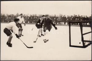 cca 1930-1940 Lothar Rübelt (Bécs): Hoki mérkőzés, 10x15 cm.